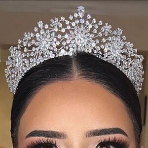 Selling this beautiful crown bridal headpiece